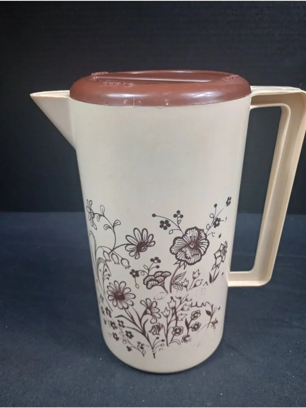 Vintage Retro Boho 1970s Era Two Tone Plastic  2 Quart Lidded  Drink Picture